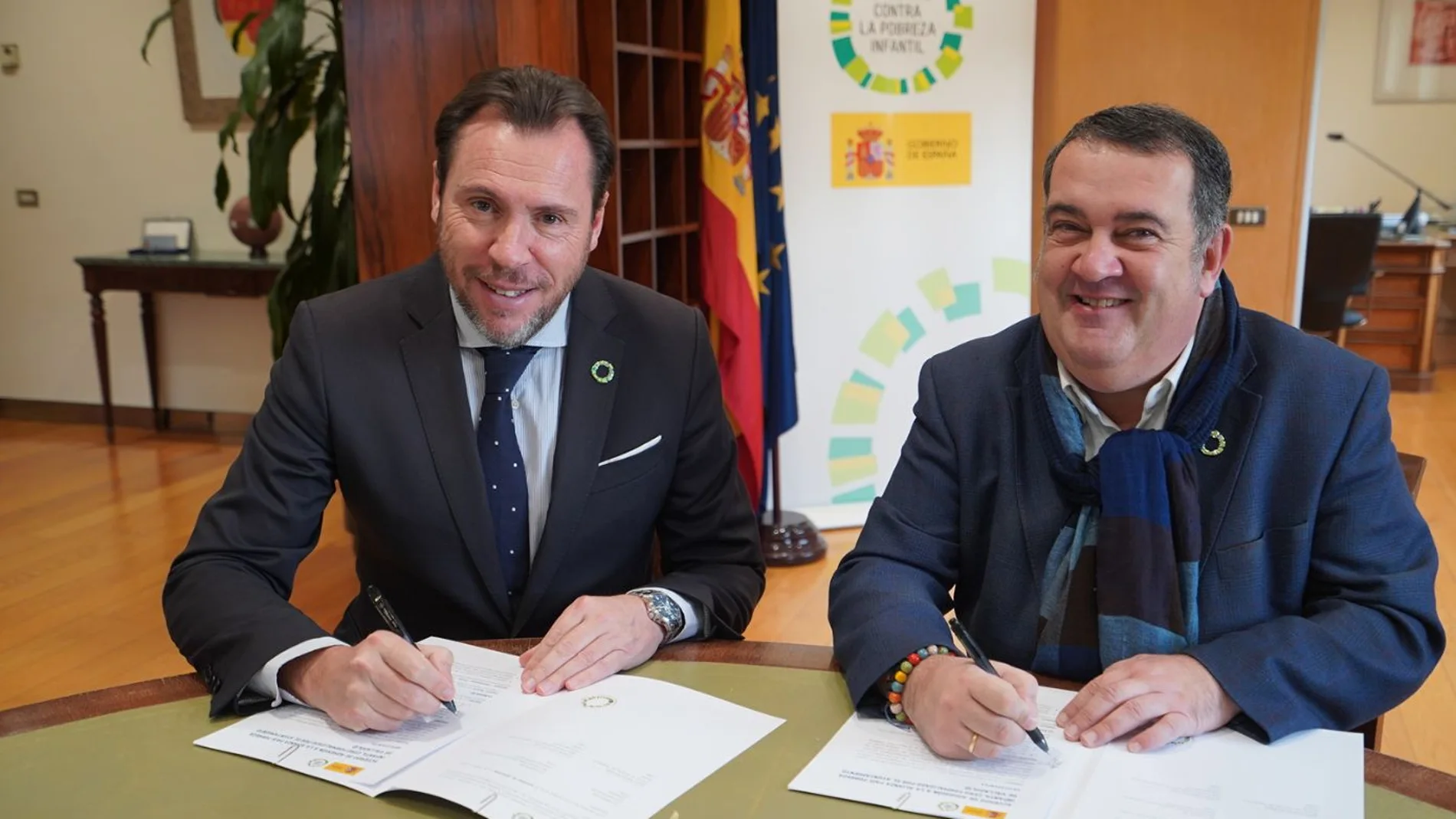 El alcalde de Valladolid, Óscar Puente, y el alto comisionado para la Lucha contra la Pobreza Infantil, Ernesto Gasco Gonzalo, firman un acuerdo para erradicar la Pobreza Infantil