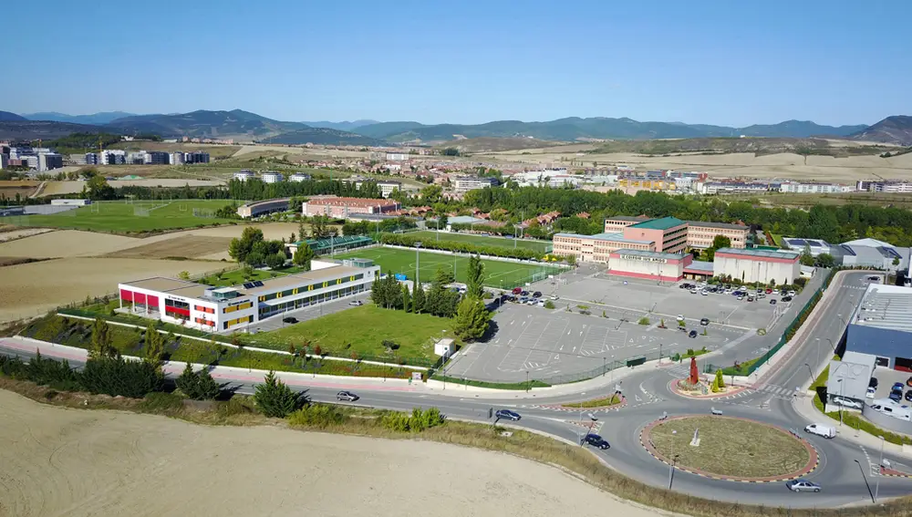 Contamos con unas estupendas instalaciones en 60.000 m2, y con unos recursos singulares dentro de la oferta educativa de los Centros Educativos de Navarra.