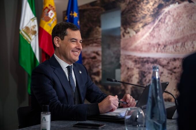 El presidente de la Junta de Andalucía, Juanma Moreno, momentos antes de comenzar este martes la reunión semanal con su Ejecutivo en el Museo Íbero de Jaén
