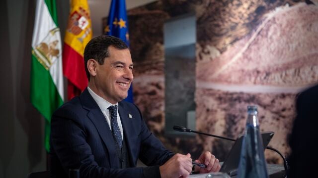 El presidente de la Junta de Andalucía, Juanma Moreno, momentos antes de comenzar este martes la reunión semanal con su Ejecutivo en el Museo Íbero de Jaén