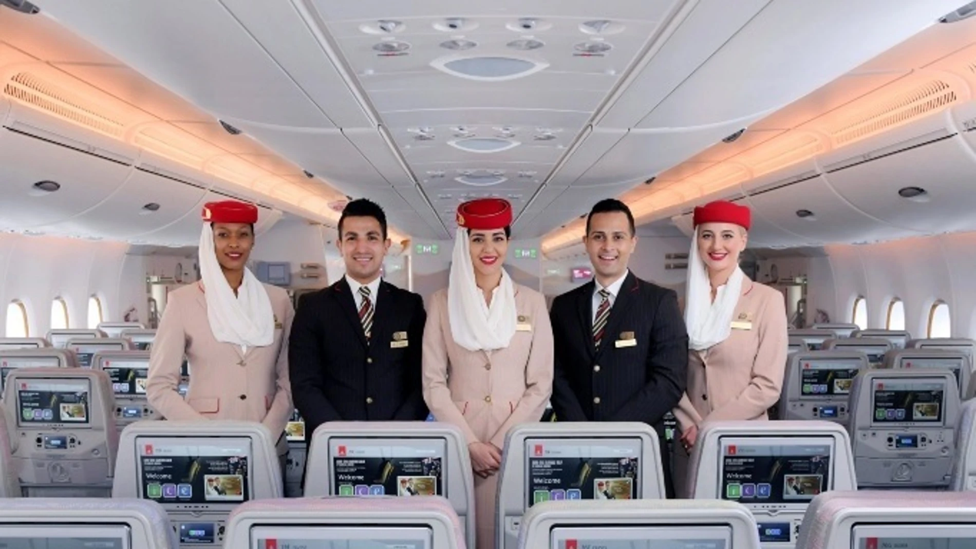 Emirates reclutará en enero tripulantes de cabina de siete ciudades españolas, entre ellas Madrid, Barcelona o Málaga.EMIRATES