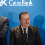 El presidente de Mercadona, Juan Roig (i) y el presidente de la Asociación Valenciana de Empresarios, Vicente Boluda (d), posan a su llegada a un desayuno informativo de Fórum Europa