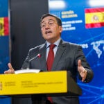 El ministro de Asuntos Exteriores, José Manuel Albares, interviene durante la rueda de prensa conjunta posterior a su reunión con su homólogo moldavo, Nicu Popescu, este martes en el Palacio de Viana.
