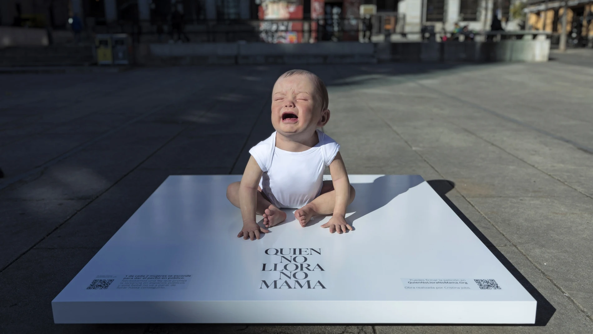 Escultura hiperrealista de un bebé situada en la plaza del Reina Sofía en el marco de la iniciativa 'Quien no llora, no mama'
