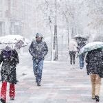 Imagen de archivo de personas paseando bajo la nieve en Vitoria