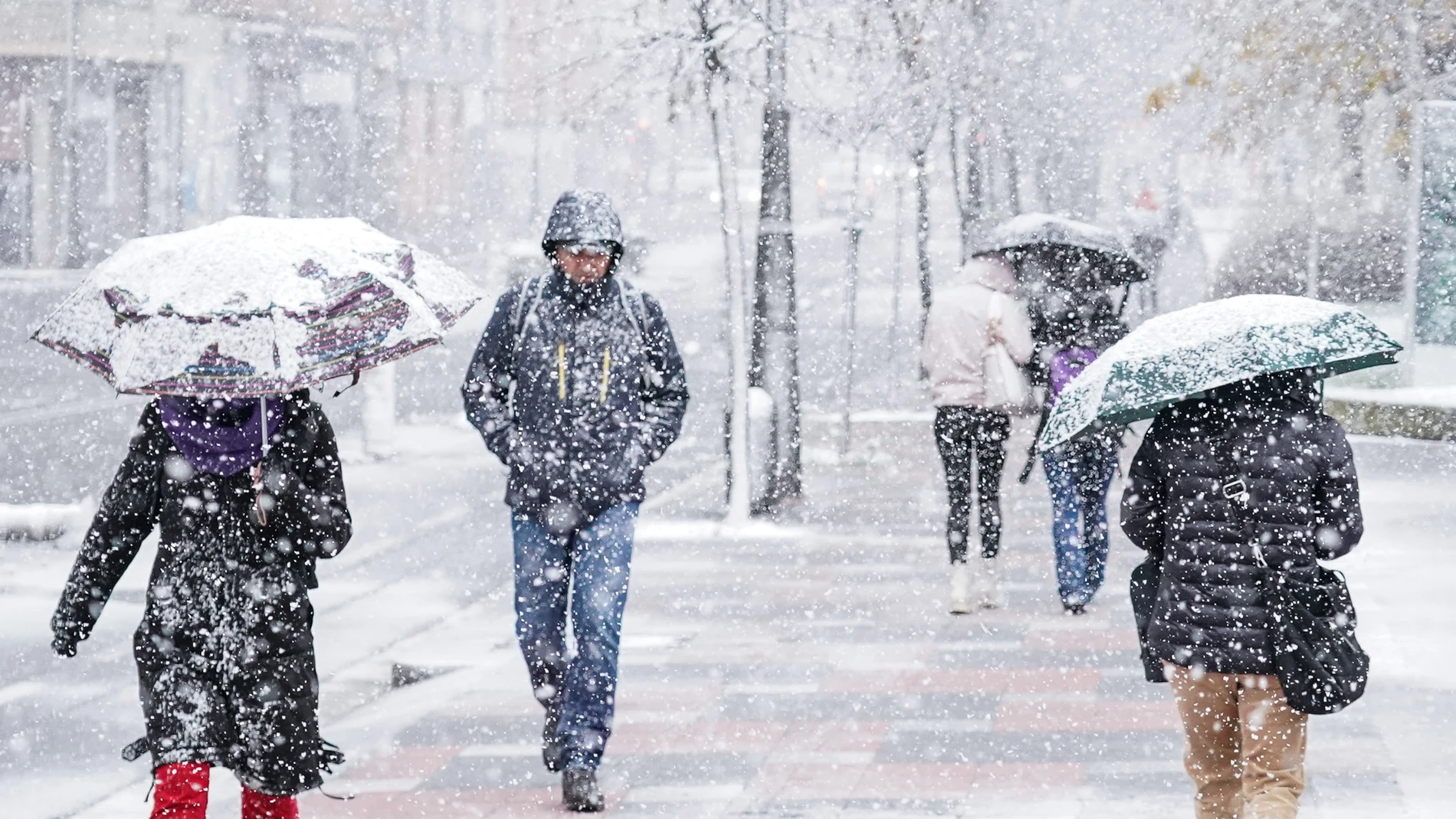 Imagen de archivo de personas paseando bajo la nieve en Vitoria