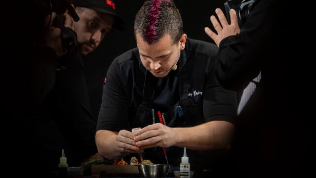 El chef madrileño Dabiz Muñoz ofrece su ponencia "Codigos creativos: un univerXo de creatividad y vanguardia con tres ingredientes" en la 21 edicion del congreso gastronomico internacional Madrid Fusion este martes en el recinto ferial IFEMA en Madrid