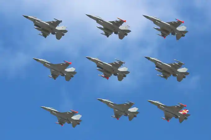 ¿Un duelo aéreo a cara de perro entre los F-16 y los Su-35 rusos?, ¿quién ganaría?