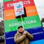 Un hombre sostiene una pancarta durante una concentración para evitar que recorten el trasvase Tajo-Segura, en las inmediaciones del Palacio de la Moncloa esta mañana