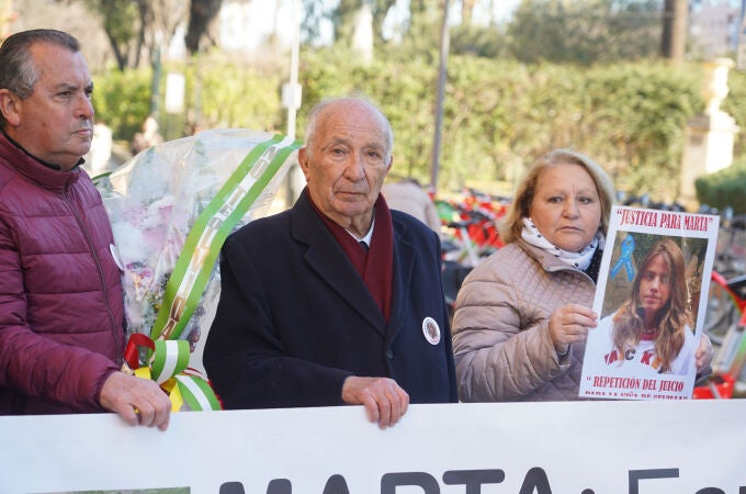 José Antonio Casanueva (c) , abuelo de Marta del Castillo, en la concentración por el 14 aniversario del asesinato de Marta del Castillo. Eduardo Briones / Europa Press