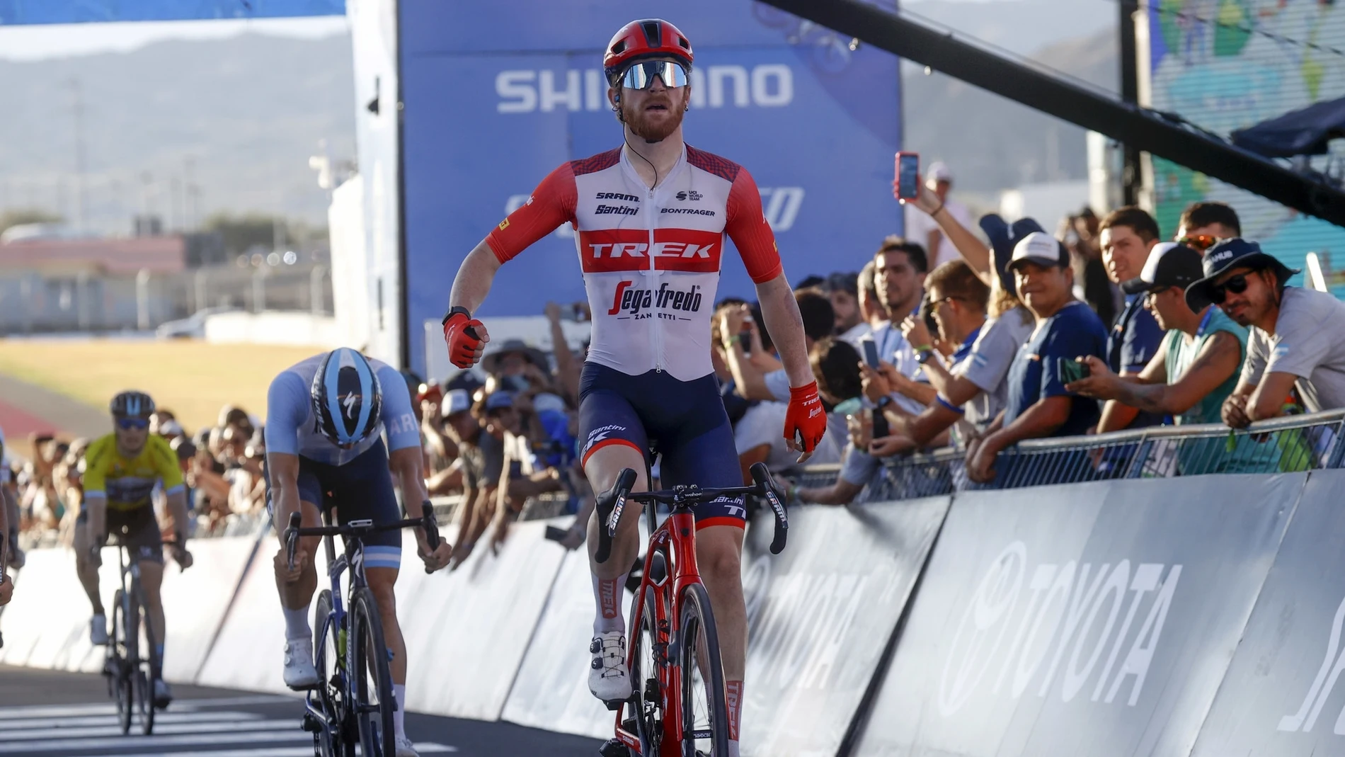 Quinn Simmons celebra su victoria en el autódromo de Villicum