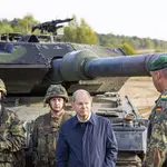 El canciller Olaf Scholz ante un tanque alemán Leopard