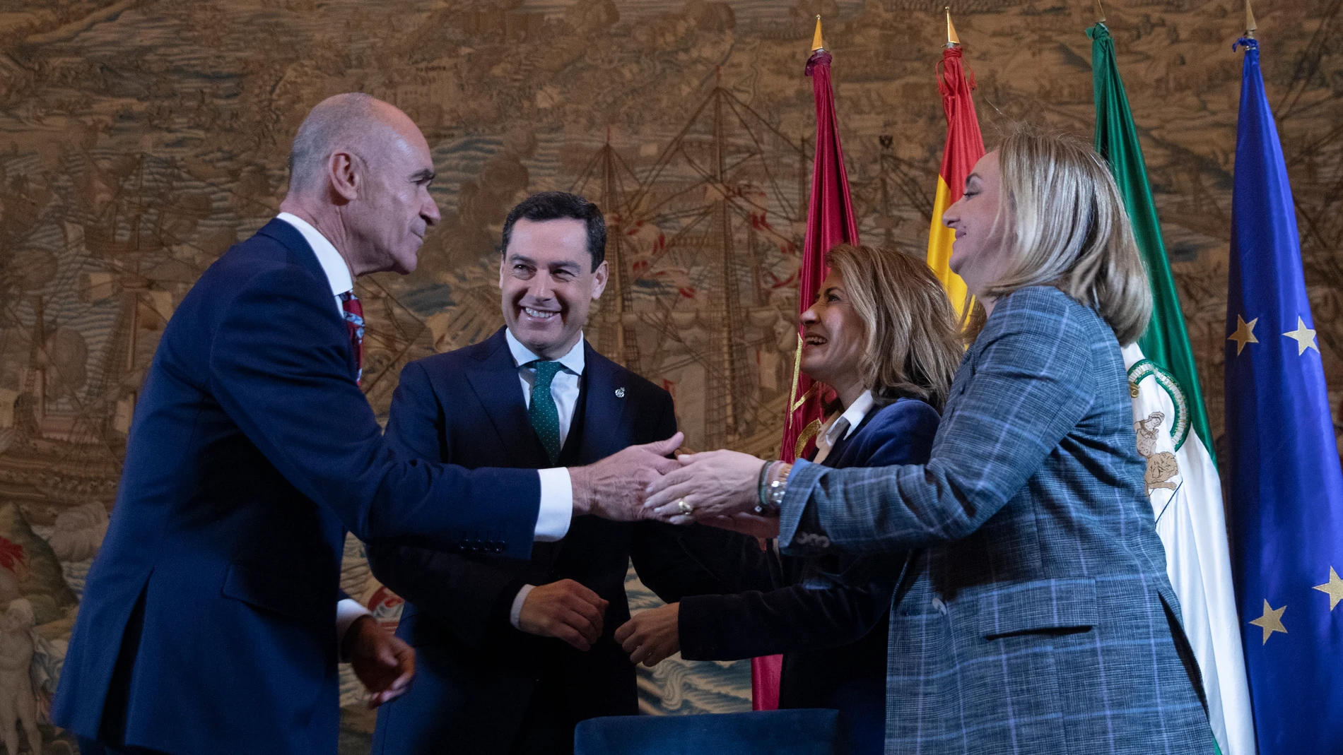 El alcalde de Sevilla, Antonio Muñoz; el presidente de la Junta de Andalucía, Juanma Moreno; la ministra de Transportes, Raquel Sánchez; y la consejera de Fomento, Marifrán Carazo; tras la firma del convenio de la línea 3 del Metro de Sevilla