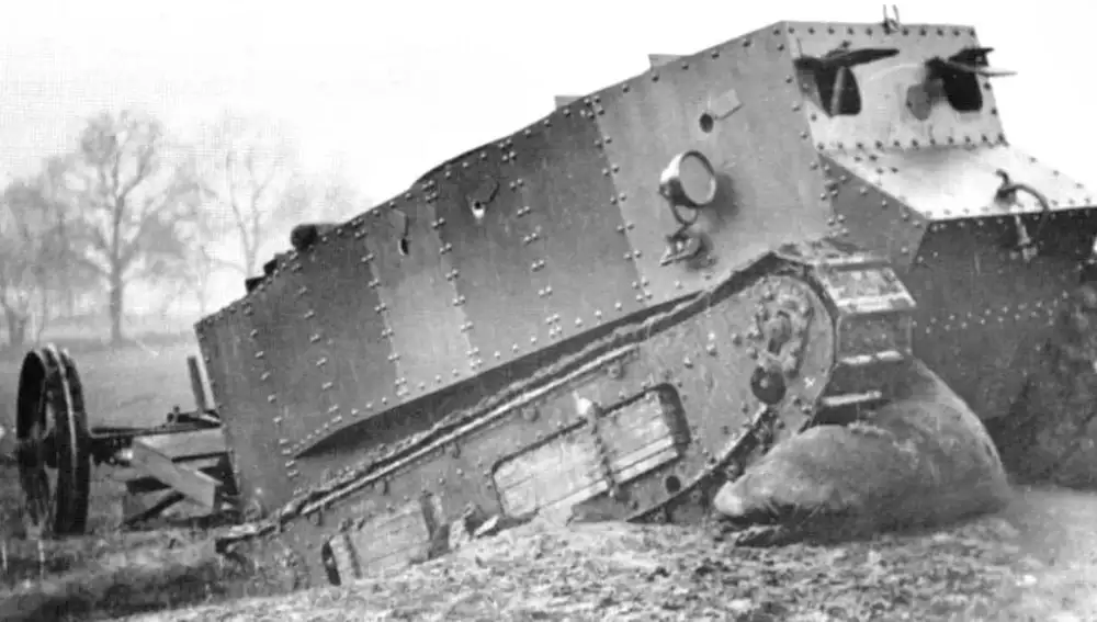 Fotografía del diseño final del tanque Little Willie, desarrollado por el Comité de Landship británico | Fuente: Dominio Público