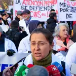 La secretaria general de Amyts, Ángela Hernández, atiende a la prensa durante una manifestación de médicos de familia y pediatras en Madrid