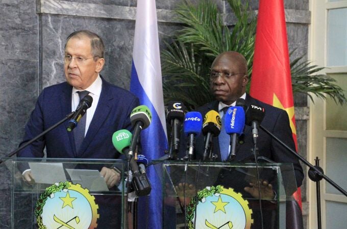 El ministro de Exteriores ruso, Serguei Lavrov, junto a su homólogo angoleño, Tete Antonio.