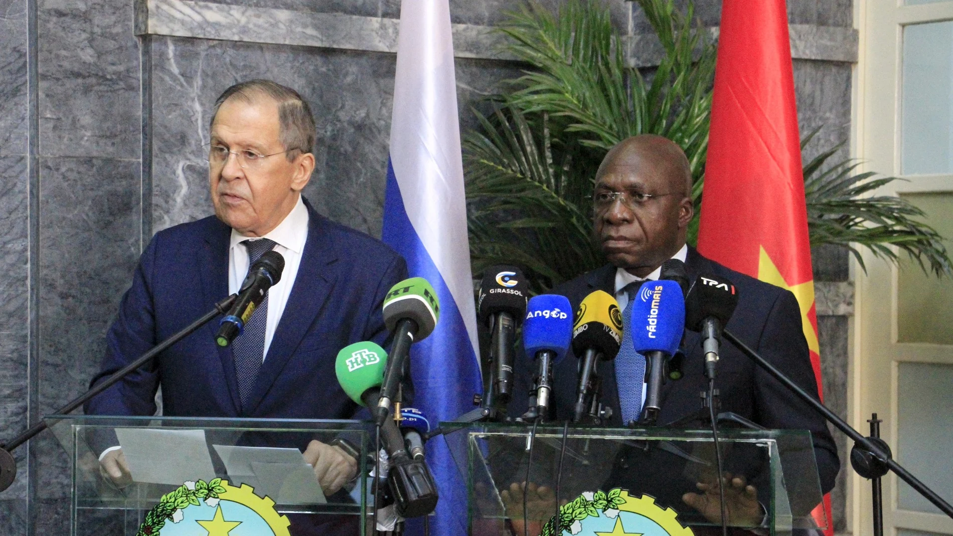 El ministro de Exteriores ruso, Serguei Lavrov, junto a su homólogo angoleño, Tete Antonio.