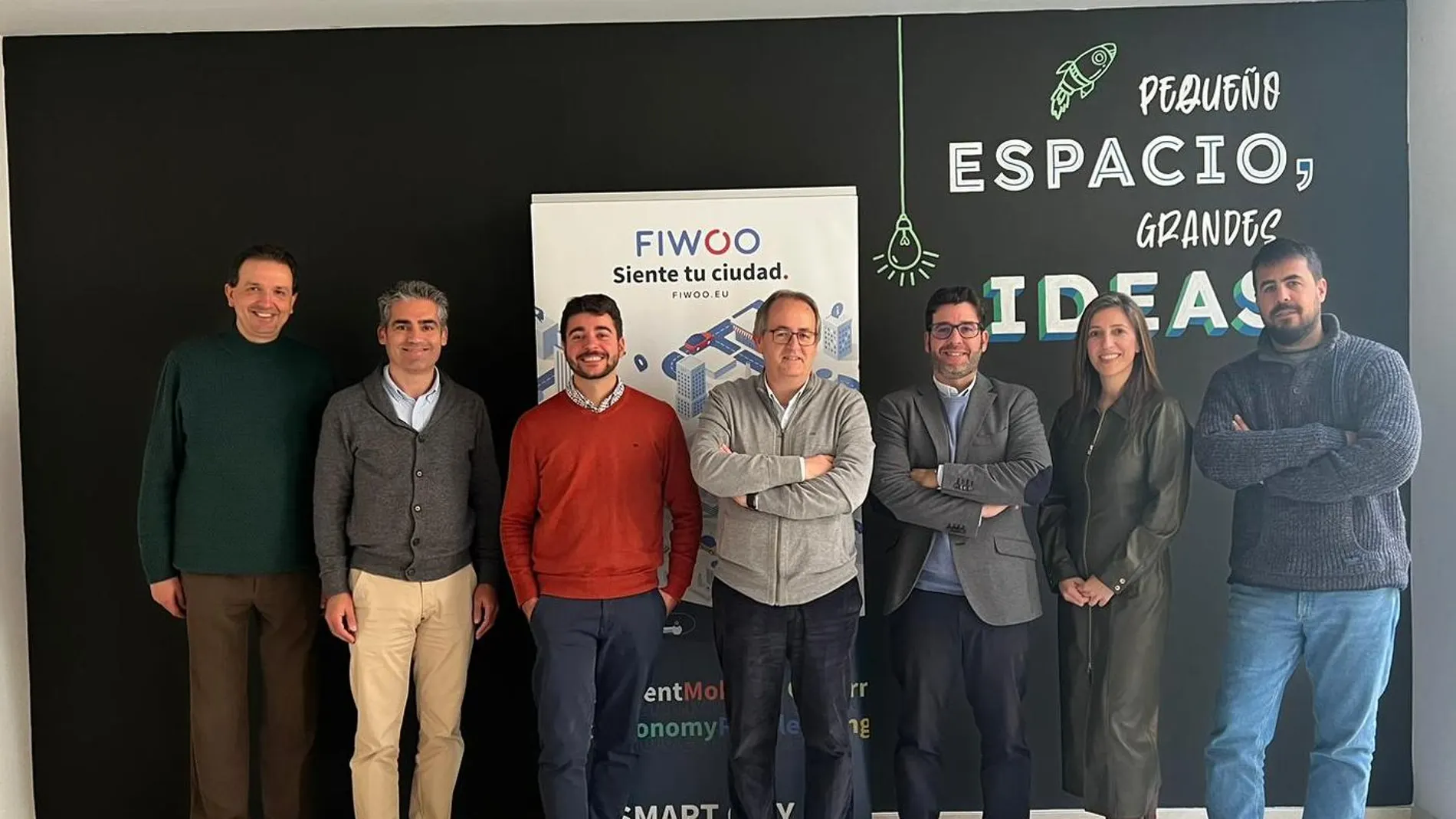 Juan Manuel Díaz Cabrera y José Checa Claudel, (en el centro de la imagen), en representación de todo el equipo del Aula de Transformación Digital Fiware de la Universidad de Córdoba, ganador del reto Fiwoo de innovación abierta, y junto a ellos Juan Luis Pavón, de Sevilla Emprendedora-SVQ Emprende; Fabián Varas, de la Corporación Tecnológica de Andalucía; Carlos Corrales y Manuel Giménez, de Fiwoo, y María Elena Sánchez, de Proxya