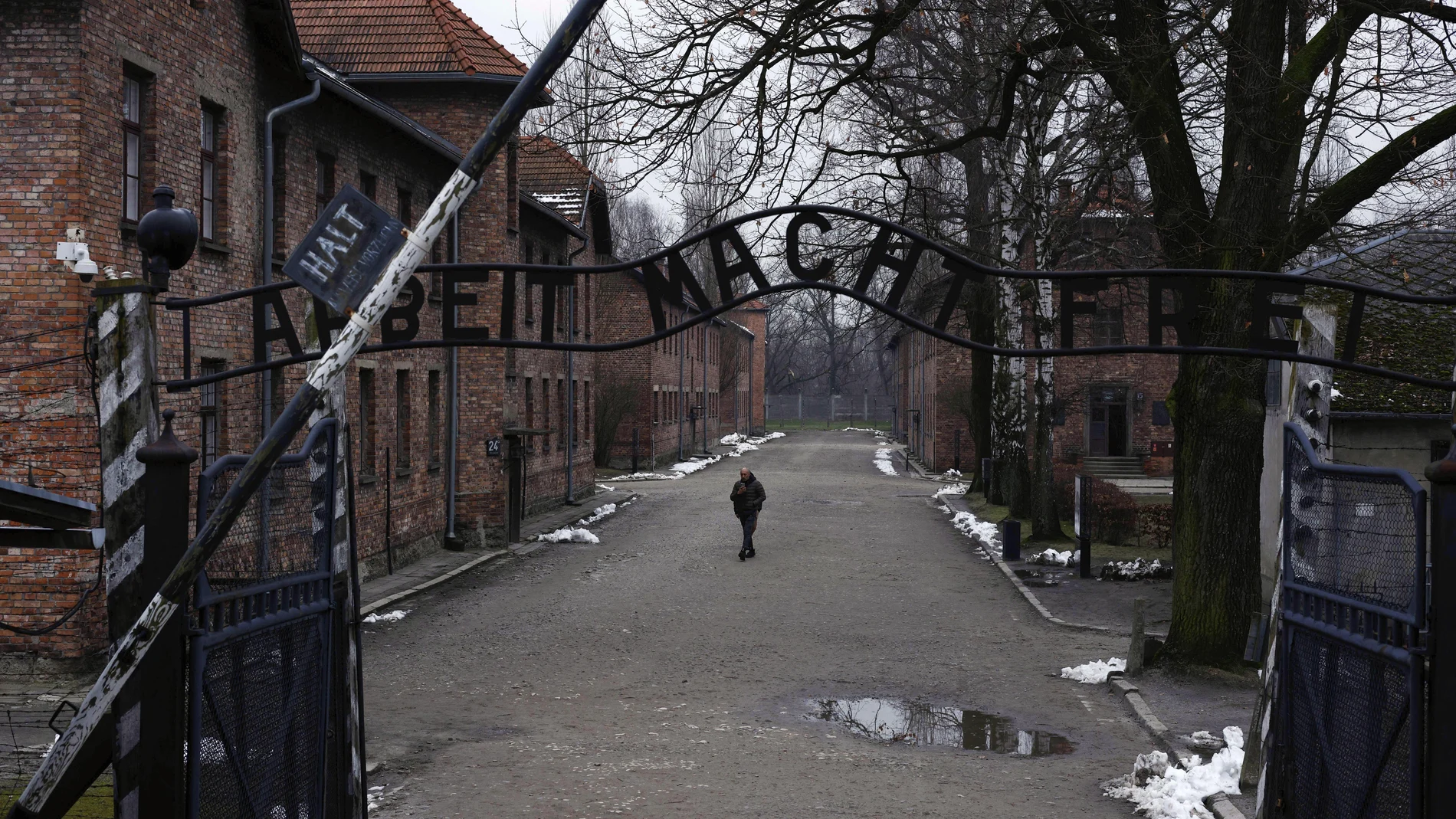 A pesar de la foto muchos visitantes pasan por alto la importancia de la frase en la entrada de Auschwitz