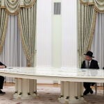 El presidente ruso, Vladímir Putin, el rabino jefe de Rusia, Berl Lazar, y el jefe de la Federación de Comunidades Judías, Alexander Boroda (d), durante su reunión en Moscú