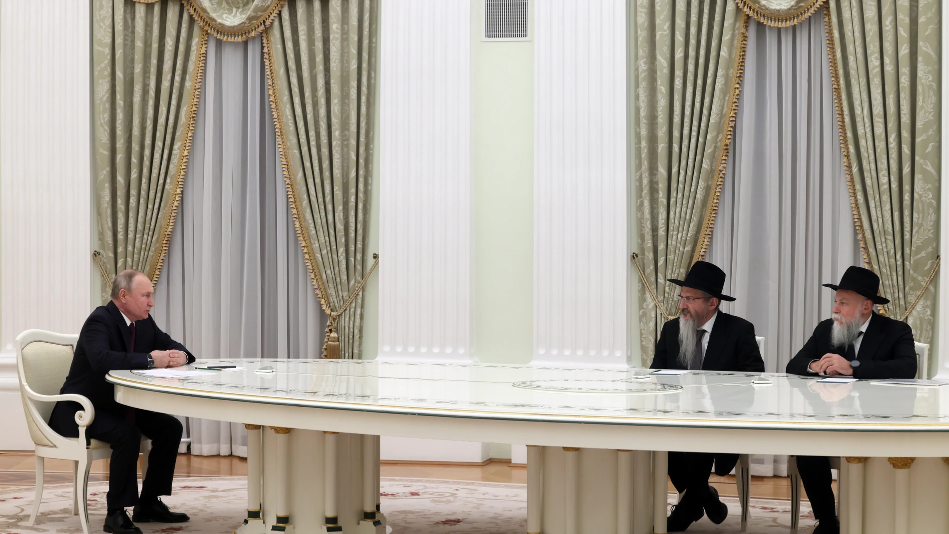 El presidente ruso, Vladímir Putin, el rabino jefe de Rusia, Berl Lazar, y el jefe de la Federación de Comunidades Judías, Alexander Boroda (d), durante su reunión en Moscú