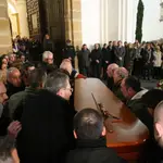 El féretro de Diego Valencia, el sacristán asesinado en Algeciras, llega a la Iglesia de Nuestra Señora de La Palma. Nono Rico