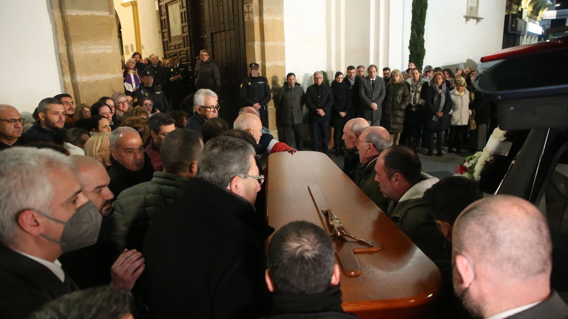 El féretro de Diego Valencia, el sacristán asesinado en Algeciras, llega a la Iglesia de Nuestra Señora de La Palma. Nono Rico