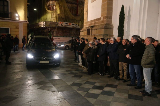 El féretro de Diego Valencia, el sacristán asesinado en Algeciras, llega a la Iglesia de Nuestra Señora de La Palma