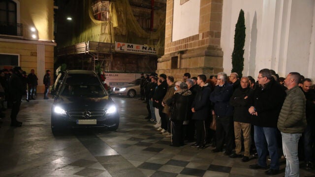 El féretro de Diego Valencia, el sacristán asesinado en Algeciras, llega a la Iglesia de Nuestra Señora de La Palma