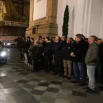 El féretro de Diego Valencia, el sacristán asesinado en Algeciras, llega a la Iglesia de Nuestra Señora de La Palma