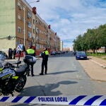 Miembros de la Policía Nacional y Local vigilan el exterior del edificio