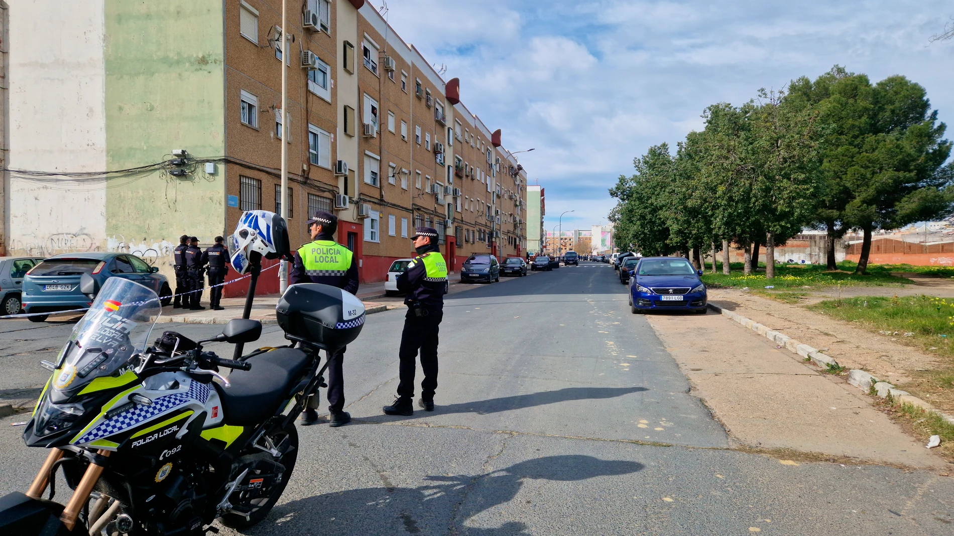 Miembros de la Policía Nacional y Local vigilan el exterior del edificio