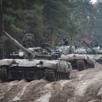 Soldados ucranianos en tanques rusos T-72 capturados realizan un entrenamiento militar cerca de la frontera entre Ucrania y Bielorrusia, cerca de Chernihiv,