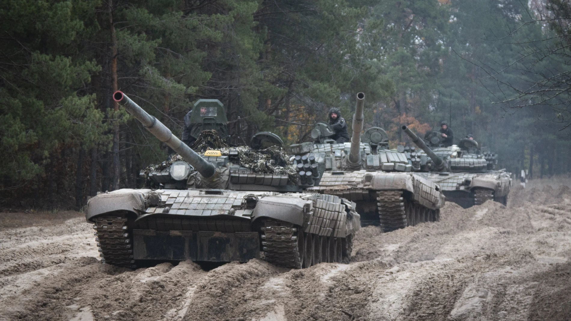 Soldados ucranianos en tanques rusos T-72 capturados realizan un entrenamiento militar cerca de la frontera entre Ucrania y Bielorrusia, cerca de Chernihiv,