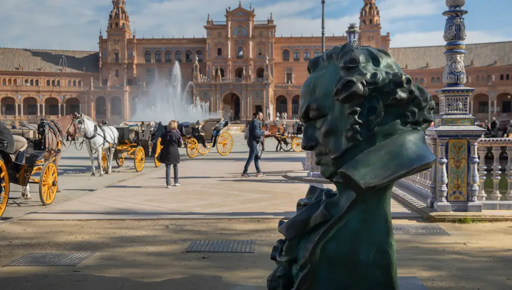 Una de las réplicas gigantes de la estatuilla de Los Goya en la Plaza de España. María José López / Europa Press
