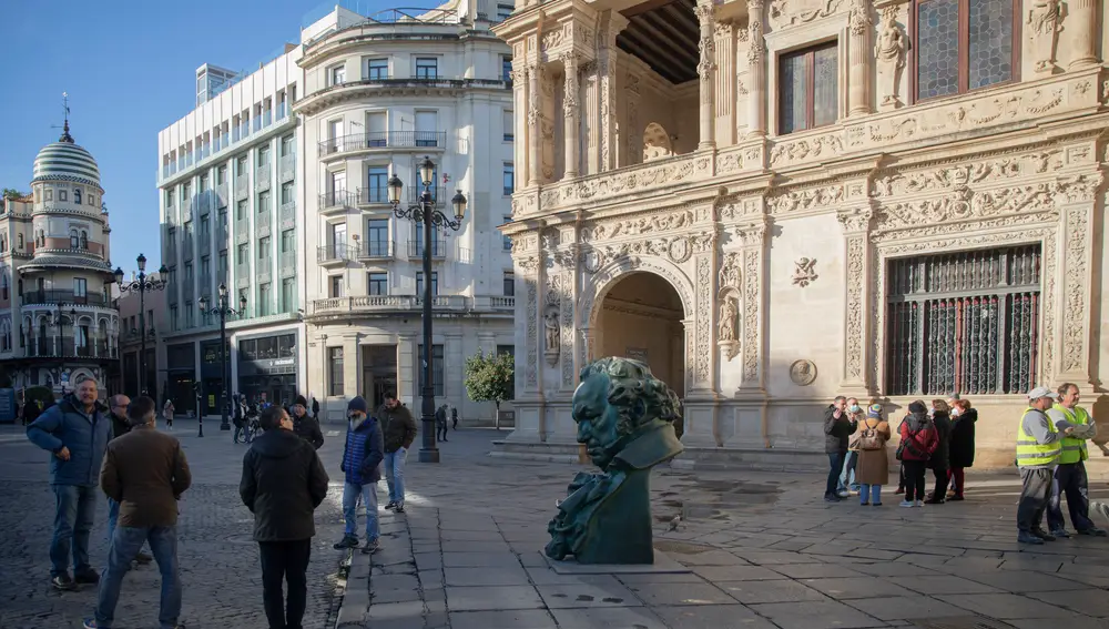 Una de las réplicas gigantes de la estatuilla de Los Goya instalada en la Plaza de San Francisco. María José López / Europa Press