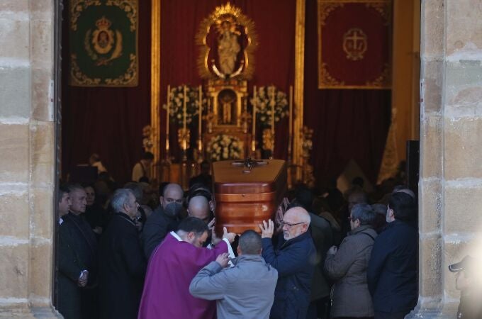 A la una de la tarde comenzó el funeral del sacristán Diego Valencia asesinado. Europa Press