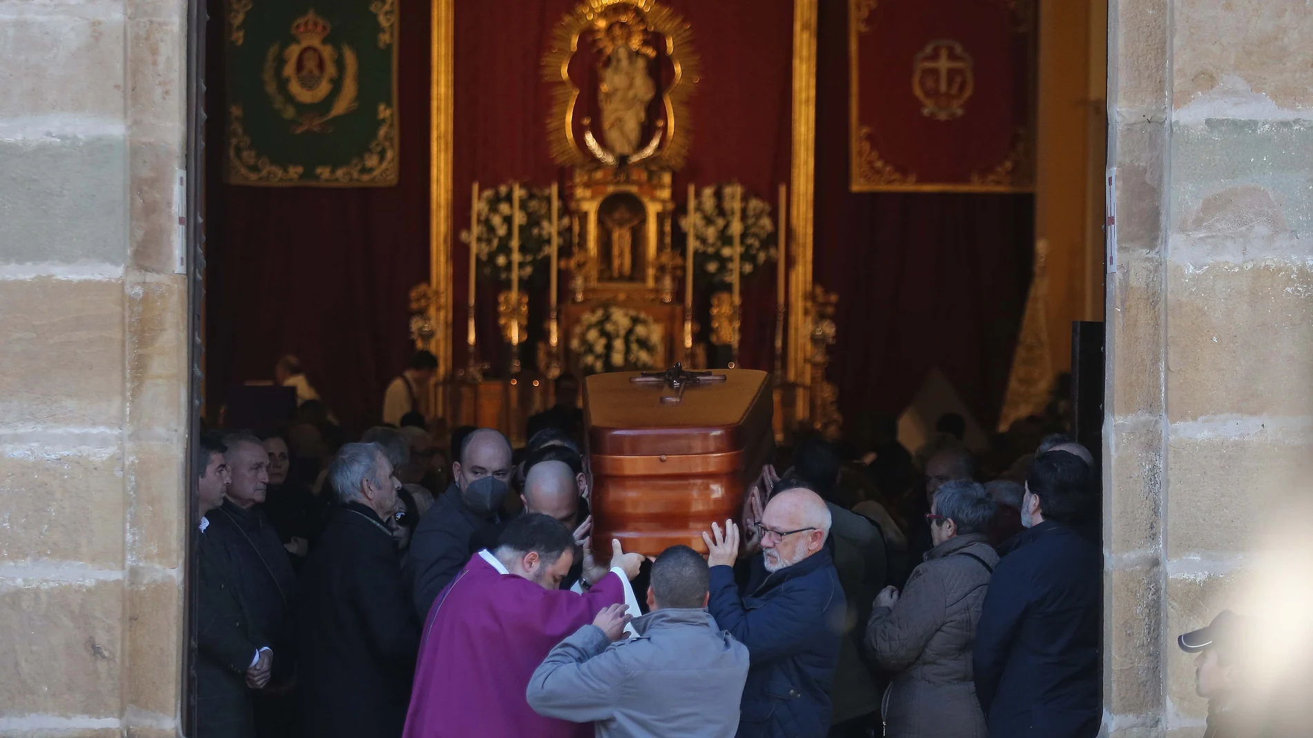 A la una de la tarde comenzó el funeral del sacristán Diego Valencia asesinado. Europa Press