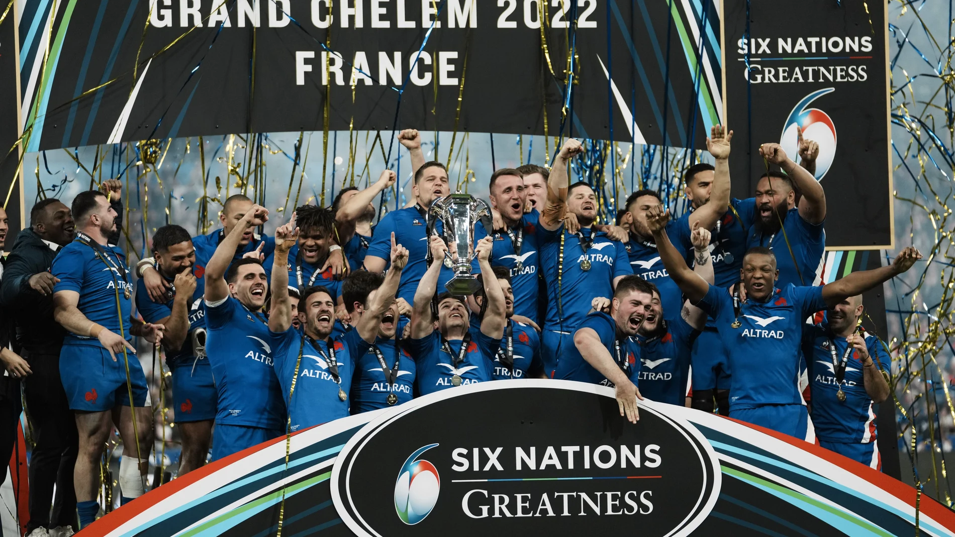 Antoine Dupont levanta el trofeo que Francia ganó el año pasado