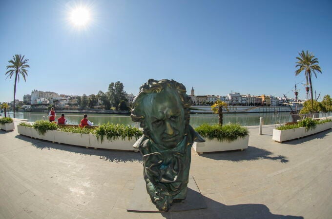 Una de las nueve réplicas de tamaño gigante de la estatuilla de Goya, que se entregan en la Gala del Cine Español, instalada en el Paseo del Marqués de Contadero de Sevilla, ciudad andaluza que albergara este año la XXXVII edición de los Premios Goya. EFE/ Raúl Caro