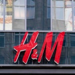 Logo de H&M en una de sus tiendas de Hamburgo