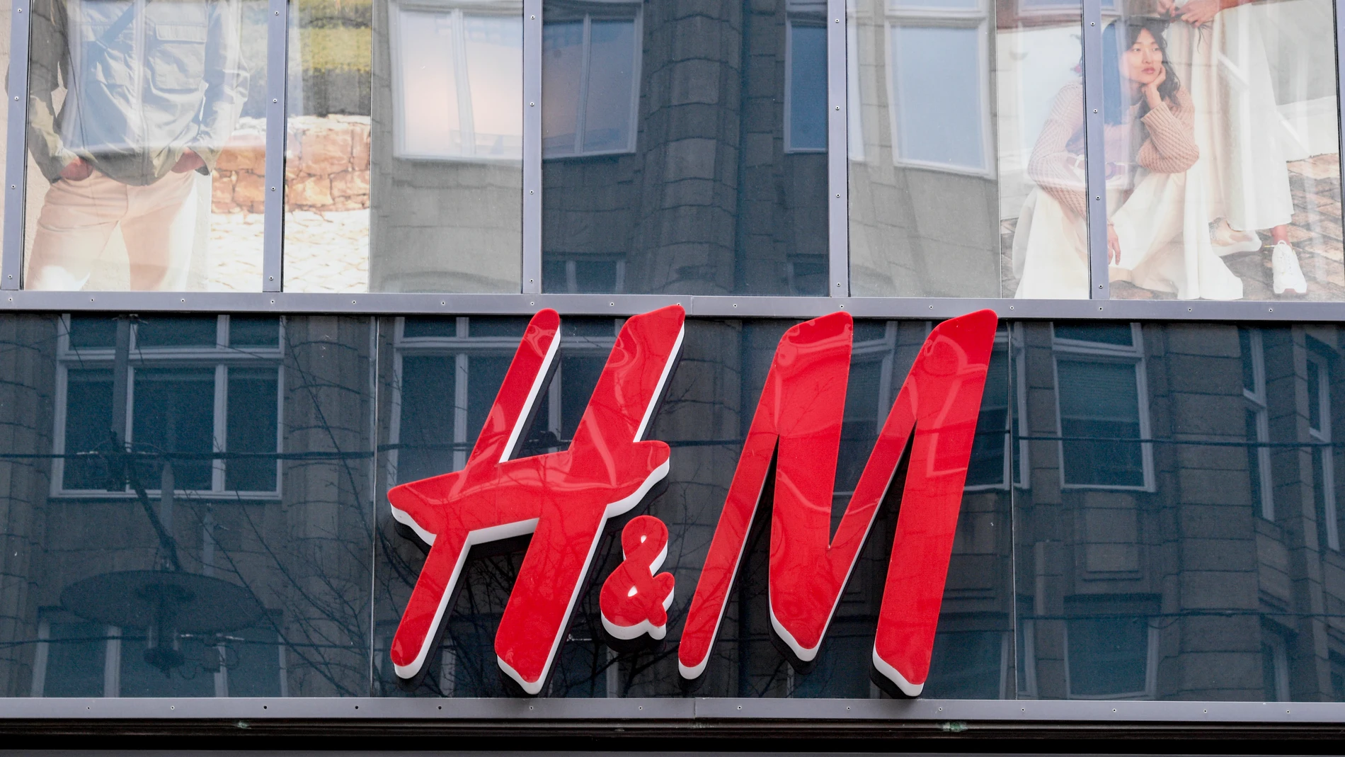 Logo de H&M en una de sus tiendas de Hamburgo
