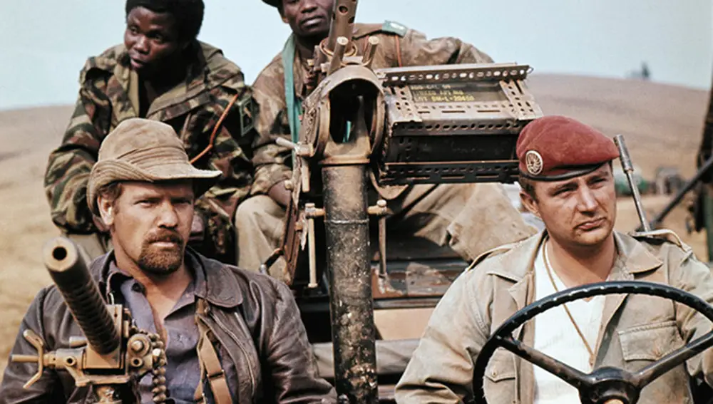 El mercenario belga Jean “Black Jack” Schramme, sentado a la derecha, junto a compañeros en el Congo.