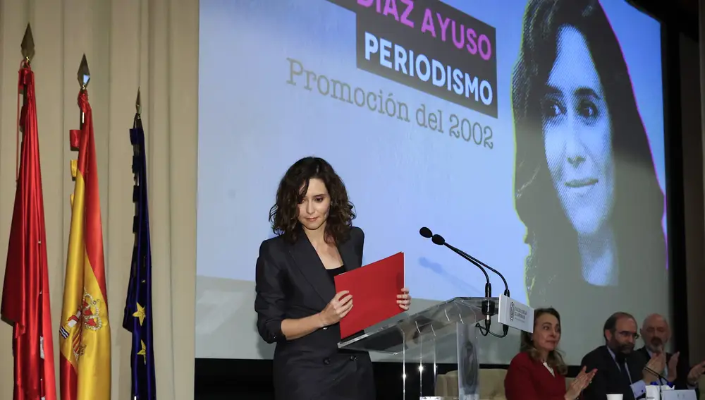 La presidenta de la Comunidad de Madrid, Isabel Díaz Ayuso, tras recibir la distinción como &quot;Alumni UCM Ilustre&quot;