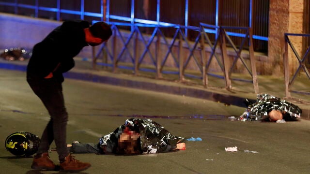 Los cuerpos de las víctimas yacen en una calle mientras los servicios de emergencia trabajan en el lugar de un tiroteo en una sinagoga en la zona de Neve Yaakov de Jerusalén
