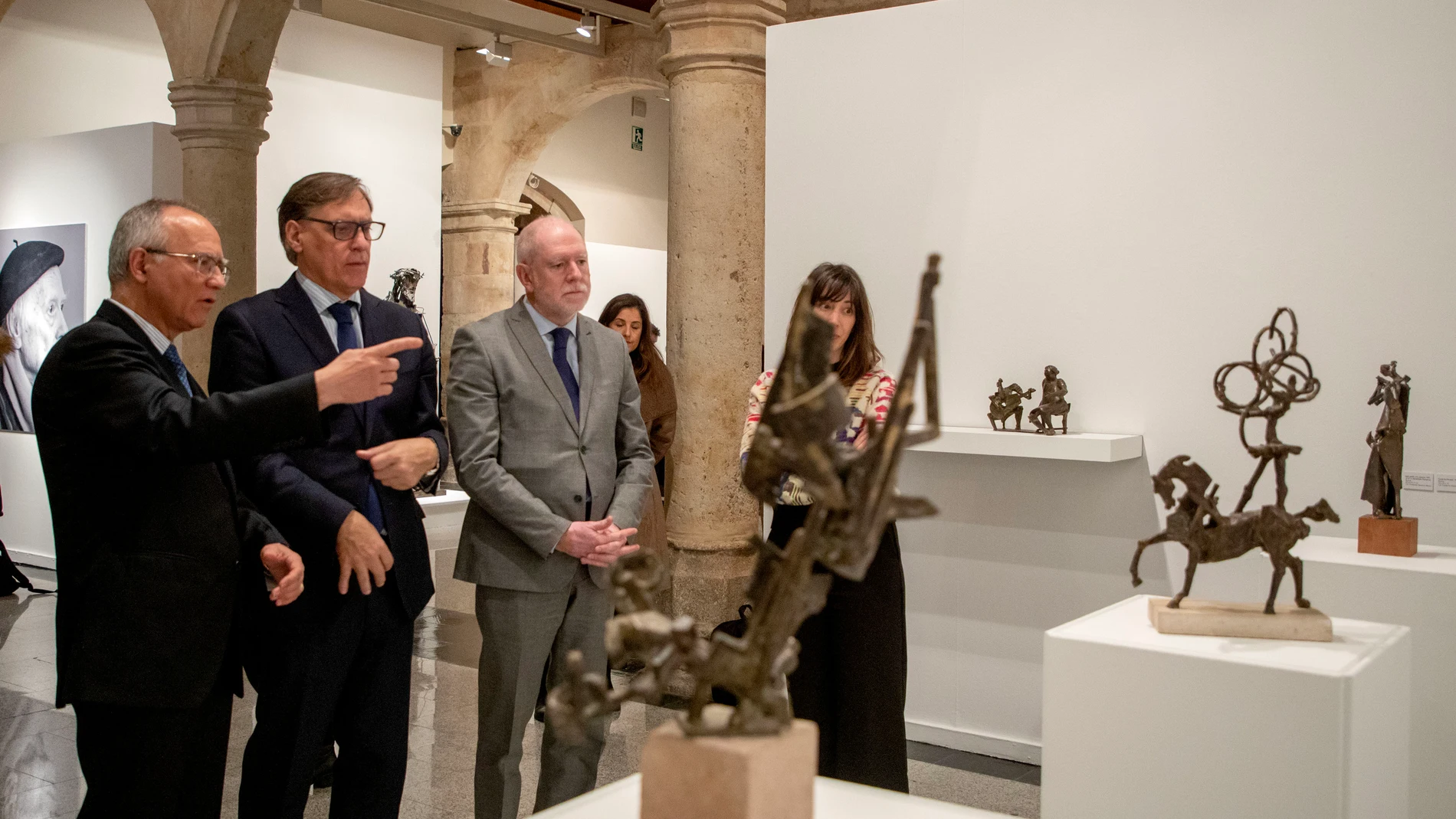 El alcalde de Salamanca, Carlos García Carbayo, presenta una nueva exposición del escultor salmantino Venancio Blanco