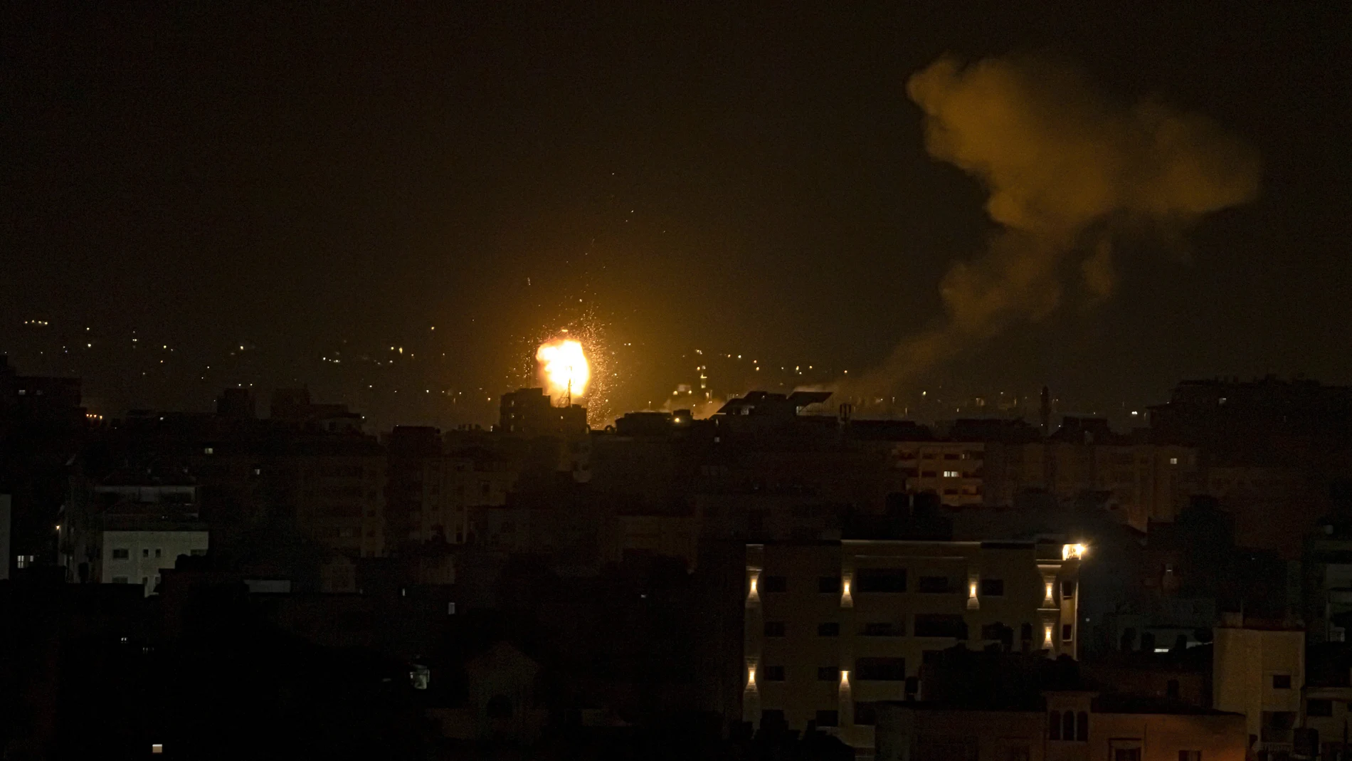 Fuego y humo tras un ataque aéreo israelí en el centro de la Franja de Gaza, viernes 27 de enero de 2023. Militantes de Gaza dispararon cohetes contra Israel e Israel llevó a cabo ataques aéreos mientras se disparaban las tensiones tras una incursión israelí en la Cisjordania ocupada