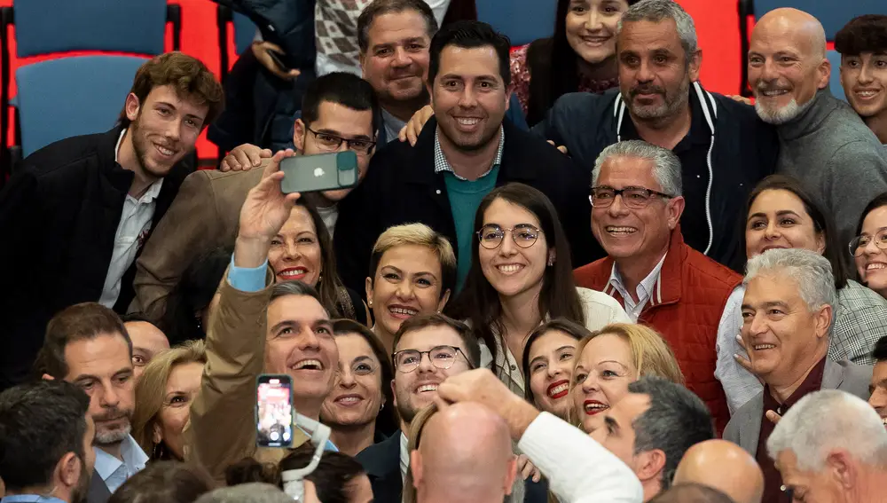 El secretario general del PSOE, Pedro Sánchez (c-i), se fotografía con varios de los asistentes al mitín de precampaña celebrado en la capital grancanaria