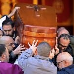 Ataúd con los restos del sacristán asesinado por el ataque yihadista del pasado miércoles en Algeciras.