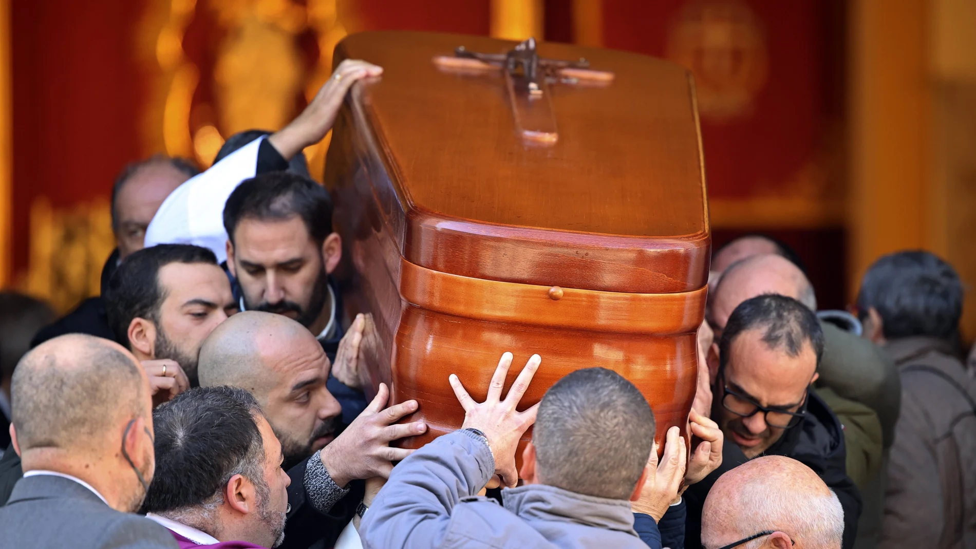 Ataúd con los restos del sacristán asesinado por el ataque yihadista del pasado miércoles en Algeciras.